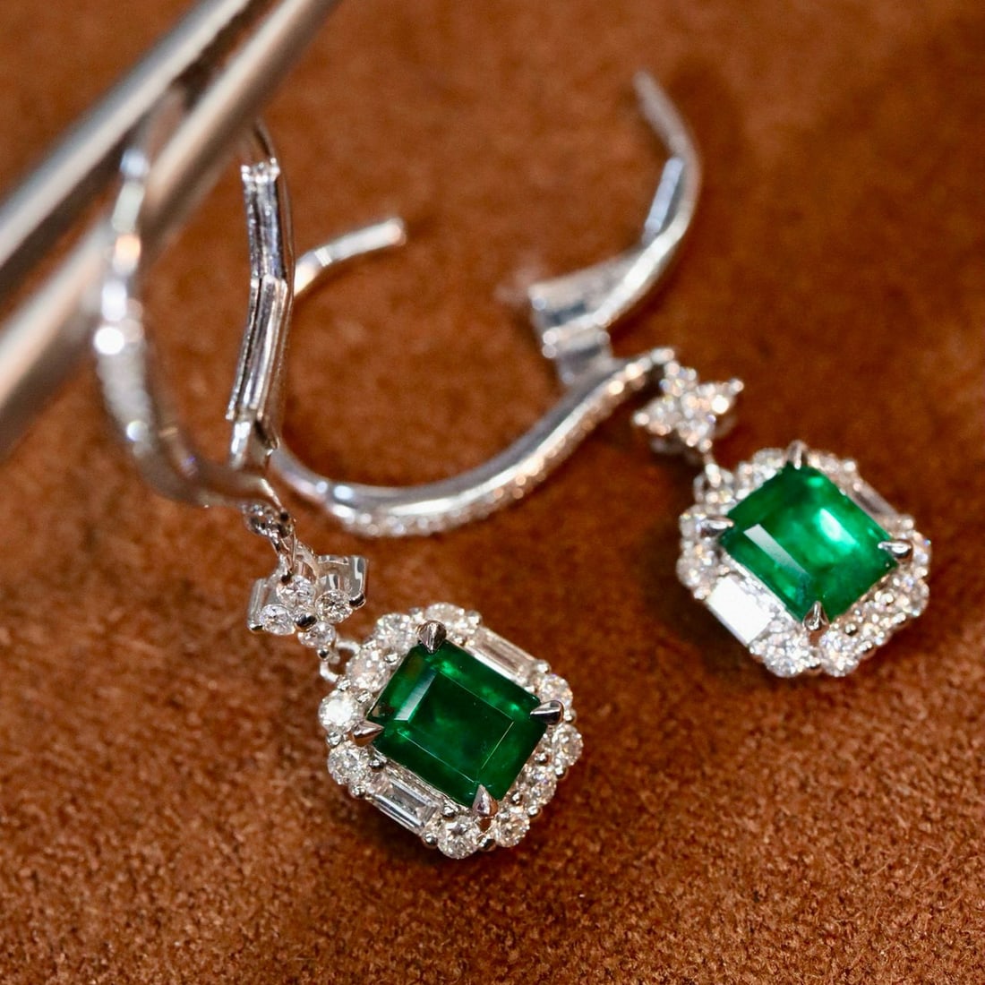 14k Gold 1.58 Ctw Natural Emerald & Diamond Earrings - 5