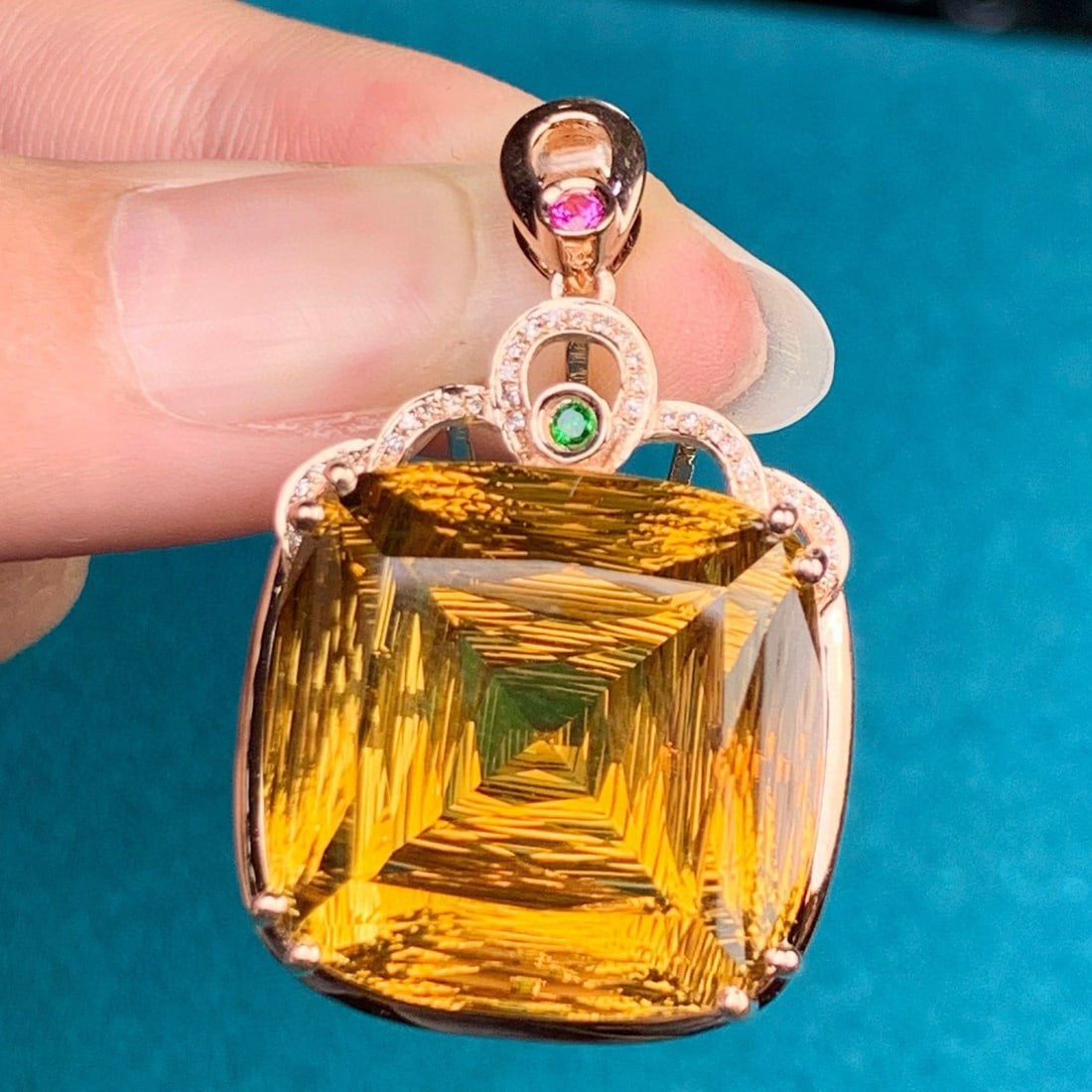 14k Gold 36.38 Ct Natural Citrine & Diamond Pendant( Without Chain ): Ref:230988028 // gold content:14k gold // main gemstone:citrine // shape:cushion // carat weight:36. 38ct // color:yellow // treatment:natural // // adjacent gemstone 2 : diamond // shape:round // cla