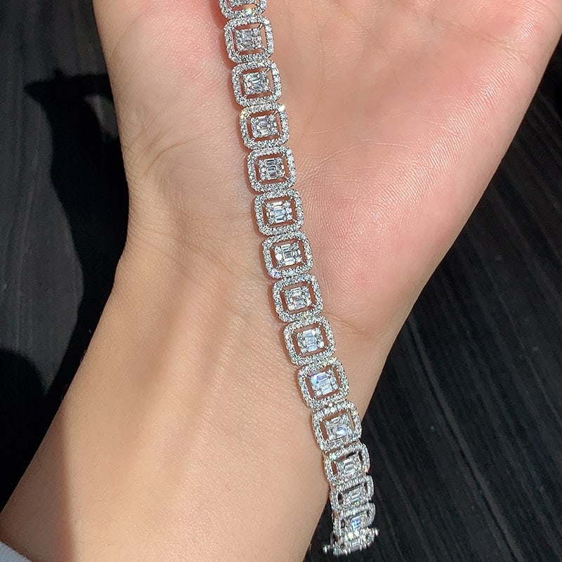 14k Gold 5.00 Ct Natural H Diamond Bracelet: Ref:230988033 // gold content:14k gold // main gemstone:diamond // shape:multiply // carat weight:5. 00ct // clarity grade:vs-si // color:h // treatment:natural // High Estimate: 19000 Condition: New