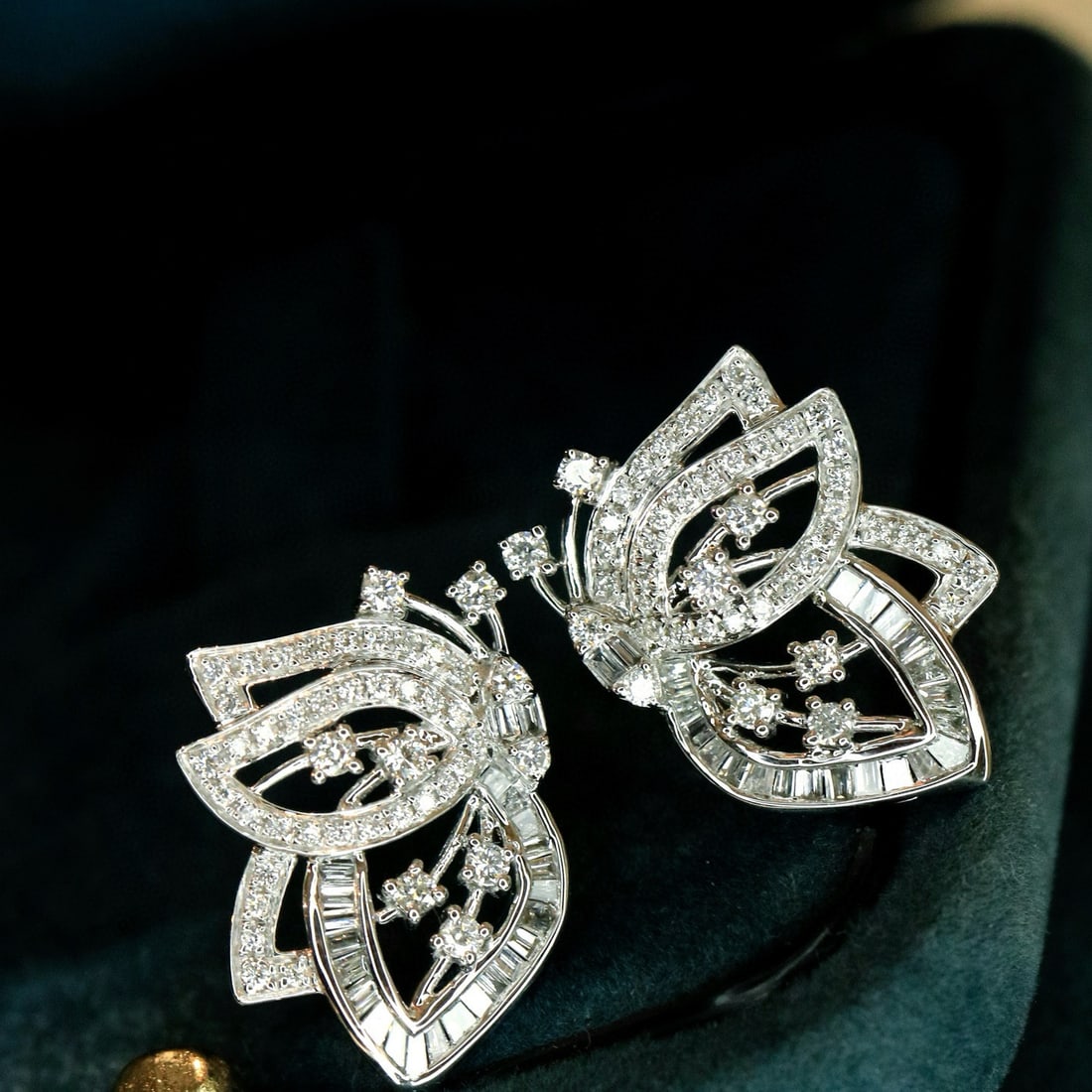 14k Gold 0.65 Ct Natural H Diamond Earrings: Ref:230988079 // gold content:14k gold // main gemstone:diamond // shape:multiply // carat weight:0. 65ct // clarity grade:vs-si // color:h // treatment:natural // High Estimate: 4300 Condition: New