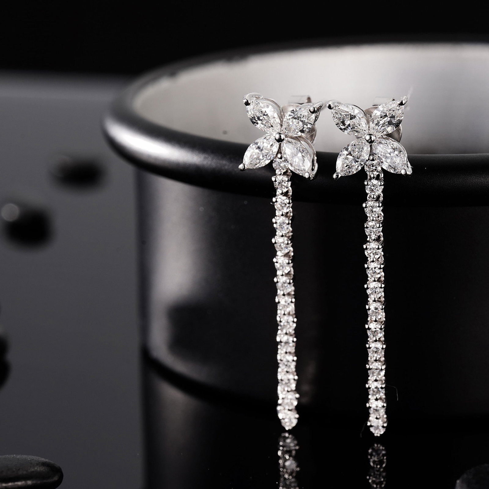 14k Gold 1.66 Ctw Natural H Diamond Earrings: Ref:230988080 // gold content:14k gold // main gemstone:diamond // shape:marquise // carat weight:0. 66ct // clarity grade:vs-si // color:h // treatment:natural // // adjacent gemstone 2 : diamond //
