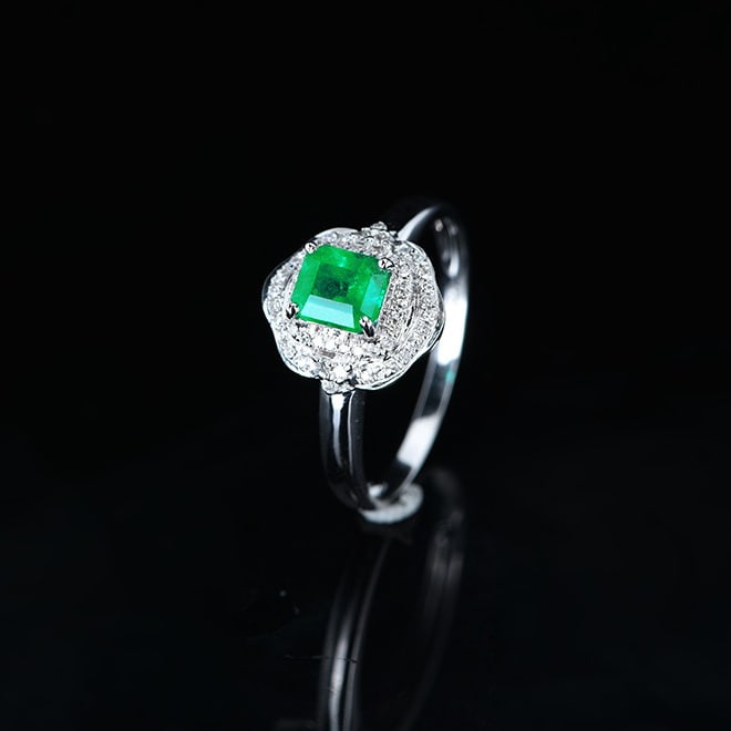 14k Gold 0.6 Ct Vivid Green Natural Emerald & Diamond Ring - 3