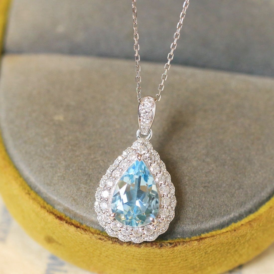 14k Gold 2.80 Ctw Natural Aquamarine & Diamond Pendant( Without Chain ): Ref:230988114 // gold content:14k gold // main gemstone:aquamarine // shape:pear // carat weight:2. 14ct // color:santa maria color // treatment:natural // // adjacent gemstone 2 : diamond //