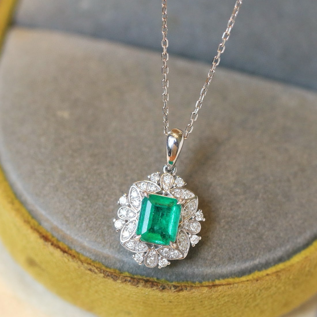 14k Gold 1.04 Ctw Natural Emerald & Diamond Pendant( Without Chain ): Ref:230988125 // gold content:14k gold // main gemstone:emerald // shape:octagonal // carat weight:0. 86ct // color:green // treatment:natural // // adjacent gemstone 2 : diamond // shape:round // car