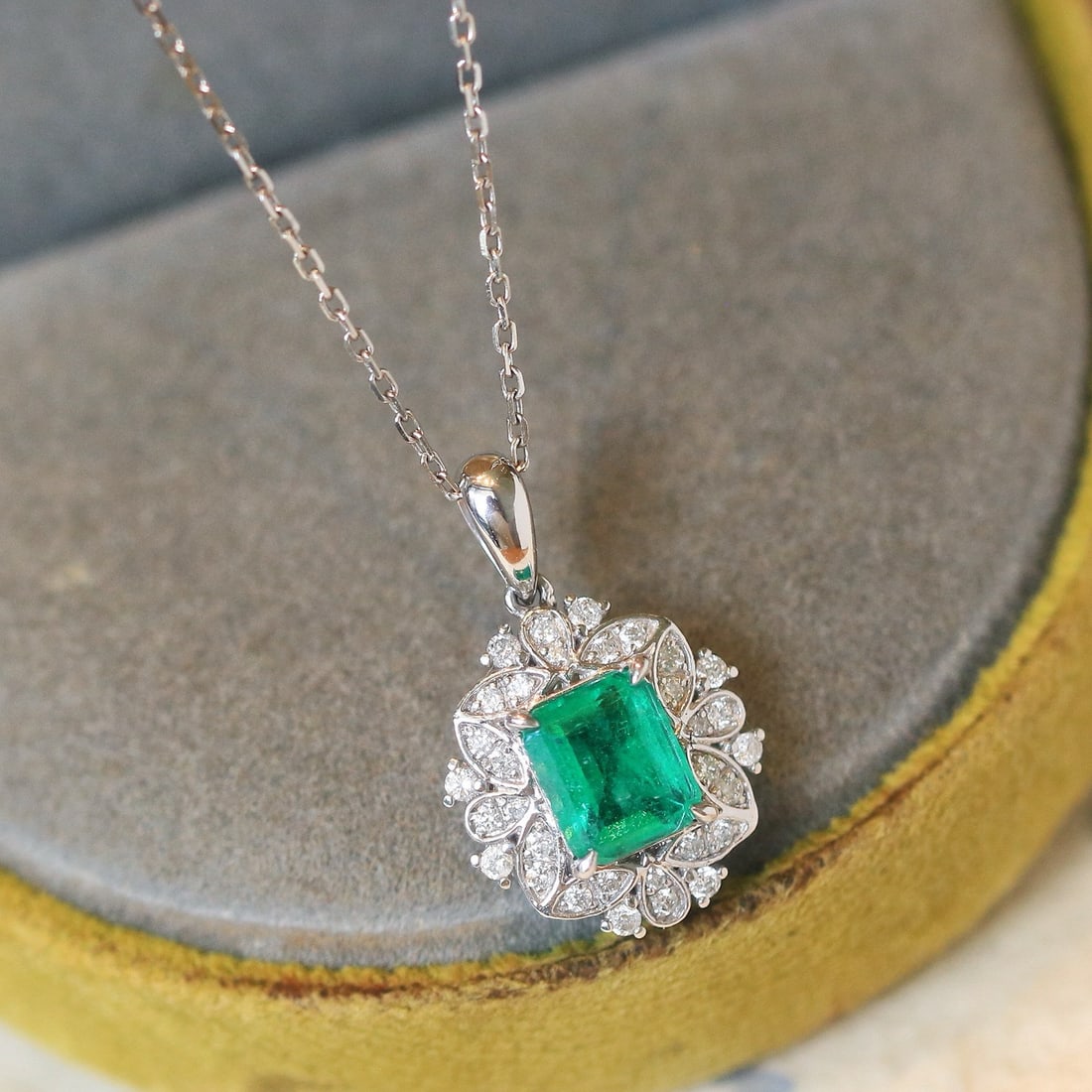 14k Gold 1.04 Ctw Natural Emerald & Diamond Pendant( Without Chain ) - 2