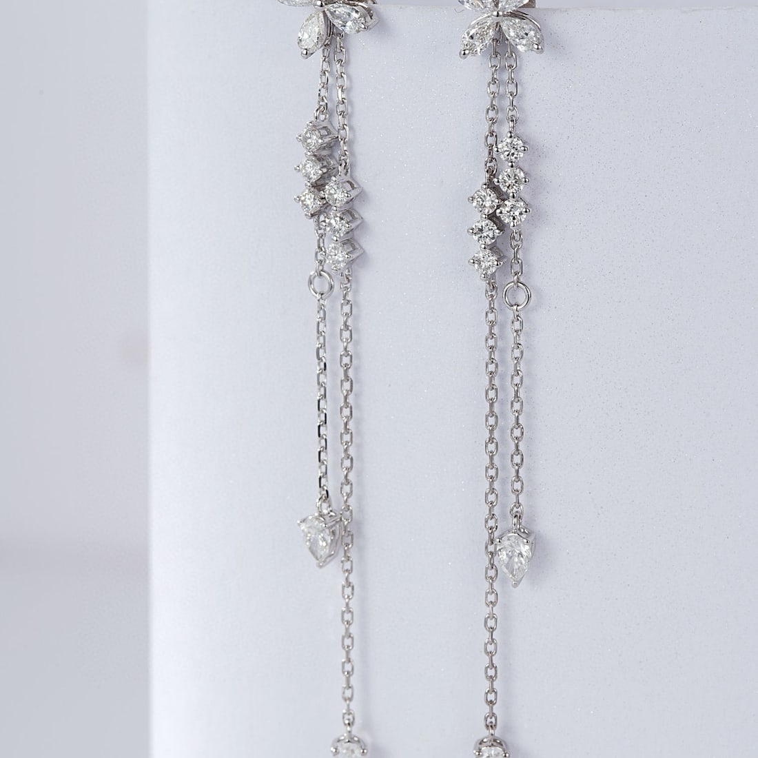 14k Gold 0.93 Ctw Natural H Diamond Earrings: Ref:230988140 // gold content:14k gold // main gemstone:diamond // shape:pear // carat weight:0. 66ct // clarity grade:vs-si // color:h // treatment:natural // // adjacent gemstone 2 : diamond //