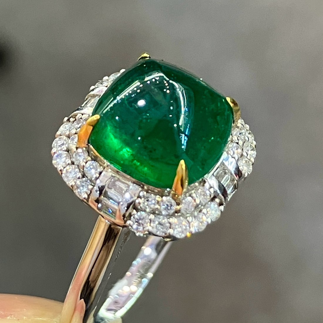 14k Gold 5.04 Ctw Vivid Green Natural Emerald & Diamond Ring/pendant( Without Chain ): Ref:230988164 // gold content:14k gold // ring size:7. 25us // // main gemstone:emerald // shape:suger-loaf // carat weight:4. 52ct // color:vivid green // treatment:natural // // adjacent gemstone 2