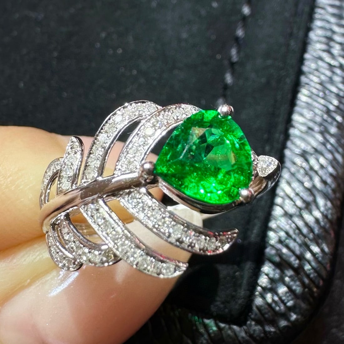 14k Gold 0.90 Ctw Vivid Green Natural Emerald & Diamond Ring: Ref:230988165 // gold content:14k gold // ring size:7. 25us // // main gemstone:emerald // shape:pear // carat weight:0. 67ct // color:vivid green // treatment:natural // // adjacent gemstone 2 : diam