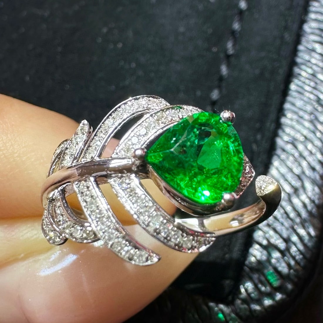 14k Gold 0.90 Ctw Vivid Green Natural Emerald & Diamond Ring - 2