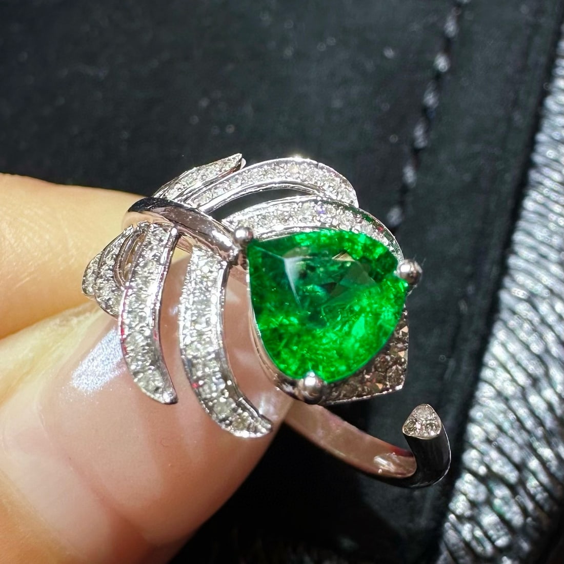 14k Gold 0.90 Ctw Vivid Green Natural Emerald & Diamond Ring - 3