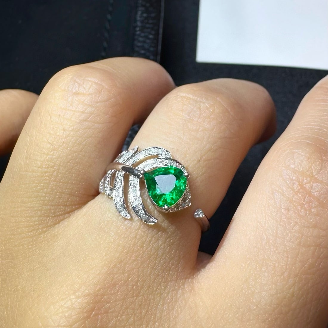 14k Gold 0.90 Ctw Vivid Green Natural Emerald & Diamond Ring - 4