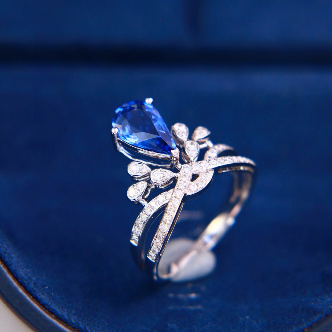 14k Gold 2.00 Ctw Vivid Blue Natural Sapphire & Diamond Ring - 4