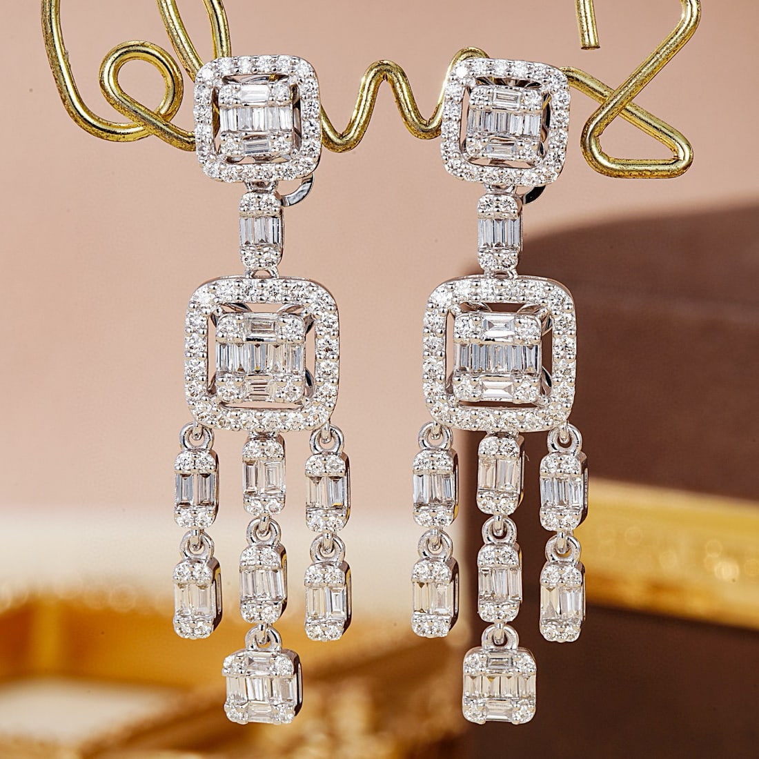 14k Gold 2.12 Ctw Natural H Diamond Earrings: Ref:230988185 // gold content:14k gold // main gemstone:diamond // shape:baguette // carat weight:1. 04ct // clarity grade:vs-si // color:h // treatment:natural // // adjacent gemstone 2 : diamond //