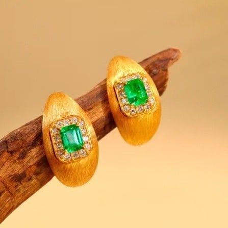 14k Gold 0.54 Ctw Vivid Green Natural Emerald & Diamond Earrings: Ref:230988195 // gold content:14k gold // main gemstone:emerald // shape:octagonal // carat weight:0. 40ct // color:vivid green // treatment:natural // // adjacent gemstone 2 : diamond // shape:round