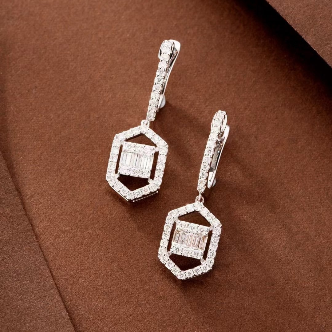 14k Gold 0.78 Ctw Natural H Diamond Earrings: Ref:230988204 // gold content:14k gold // main gemstone:diamond // shape:baguette // carat weight:0. 16ct // clarity grade:vs-si // color:h // treatment:natural // // adjacent gemstone 2 : diamond // 