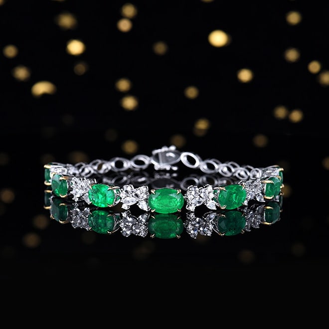 14k Gold 9.83 Ctw Vivid Green Natural Emerald & Sapphire Bracelet: Ref:230988214 // gold content:14k gold // main gemstone:emerald // shape:oval // carat weight:7. 85ct // color:vivid green // treatment:natural // // adjacent gemstone 2 : sapphire // number of stones