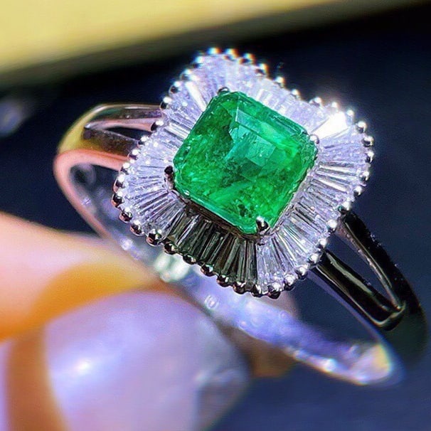 14k Gold 1.3 Ct Vivid Green Natural Emerald & Diamond Ring: Ref:230988220 // gold content:14k gold // ring size:7. 25us // // main gemstone:emerald // shape:octagonal // carat weight:1. 3ct // color:vivid green // treatment:natural // // adjacent gemstone 2 : 