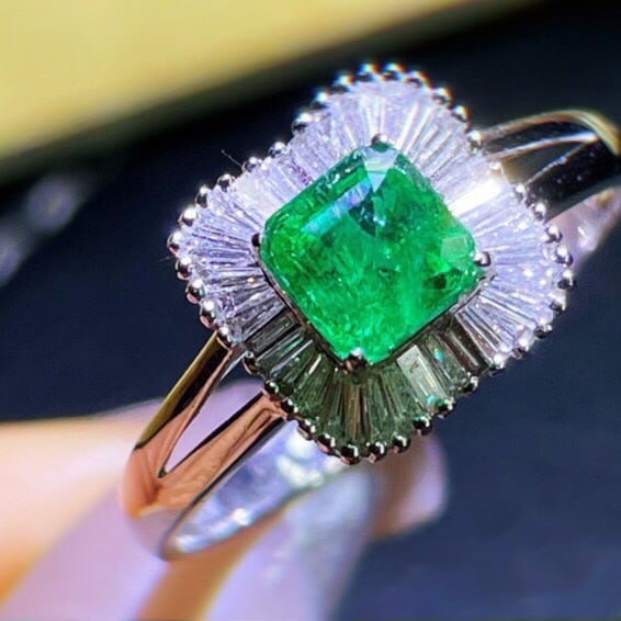 14k Gold 1.3 Ct Vivid Green Natural Emerald & Diamond Ring - 2