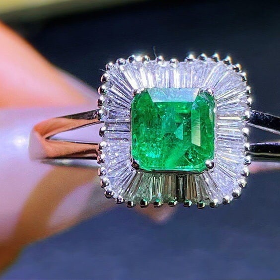 14k Gold 1.3 Ct Vivid Green Natural Emerald & Diamond Ring - 3