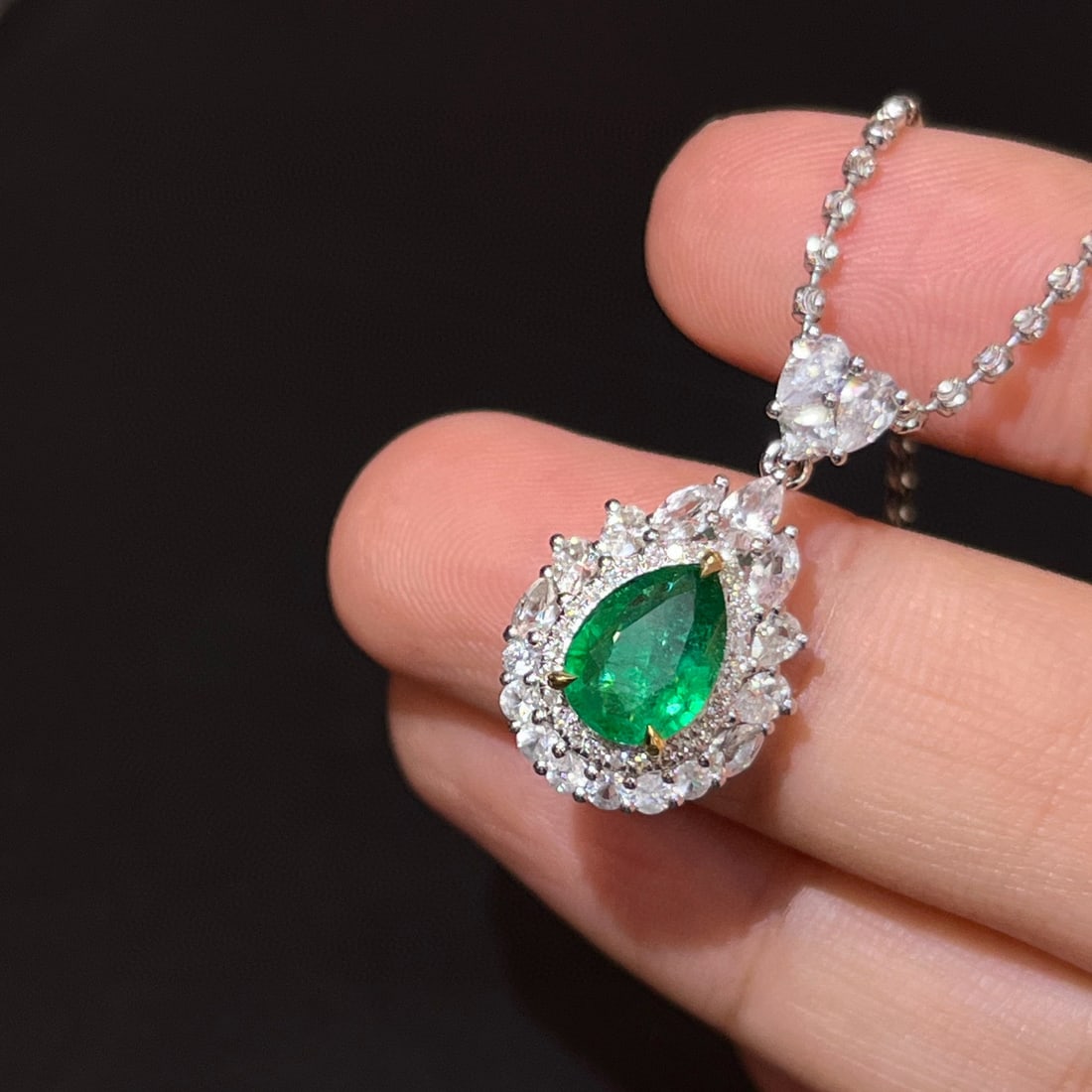 14k Gold 2.50 Ctw Vivid Green Natural Emerald & Sapphire Pendant( Without Chain ): Ref:230988221 // gold content:14k gold // main gemstone:emerald // shape:pear // carat weight:1. 28ct // color:vivid green // treatment:natural // // adjacent gemstone 2 : sapphire // shape:multiply /