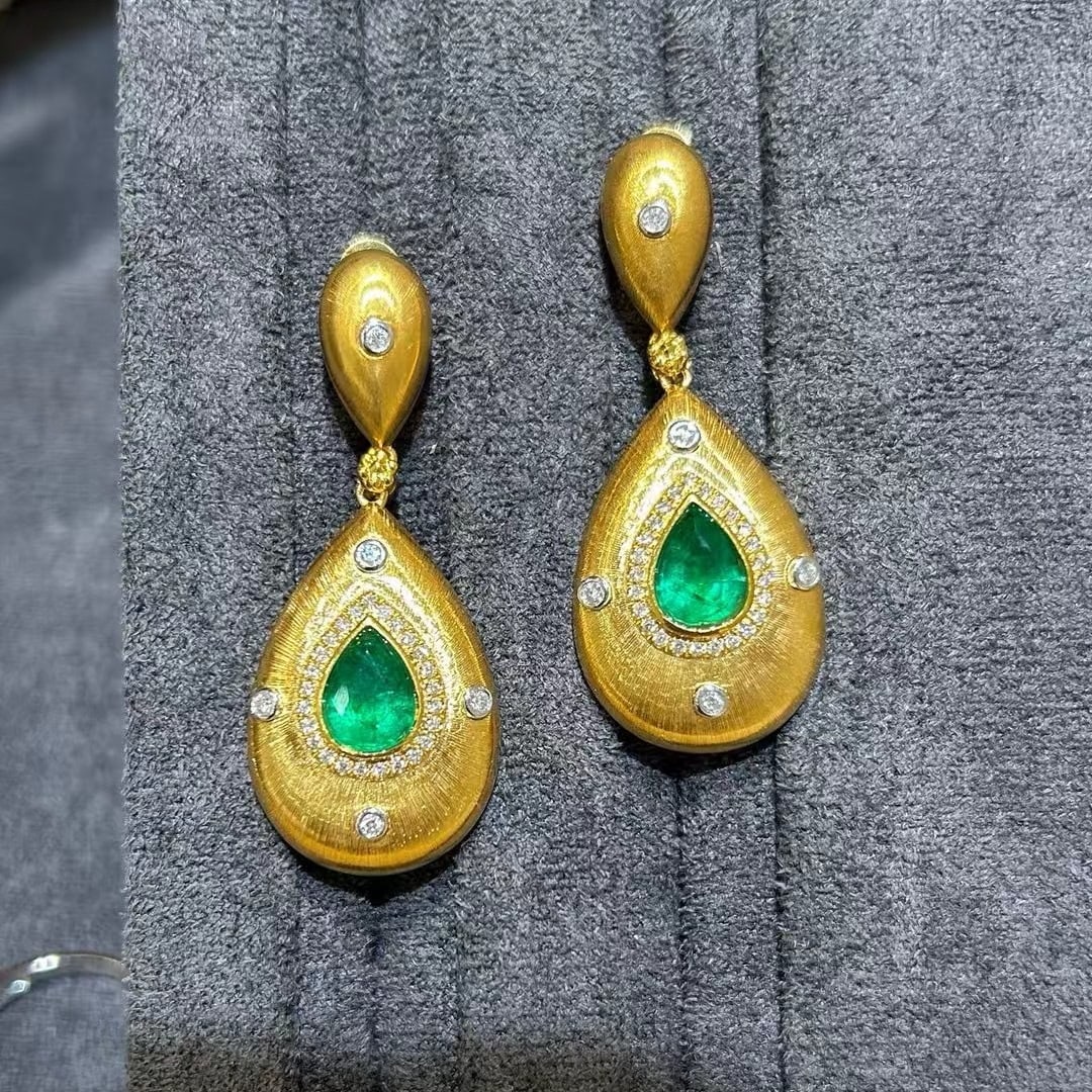 14k Gold 2.39 Ctw Vivid Green Natural Emerald & Diamond Earrings: Ref:230988231 // gold content:14k gold // main gemstone:emerald // shape:pear // carat weight:2. 02ct // color:vivid green // treatment:natural // // adjacent gemstone 2 : diamond // shape:round // ca