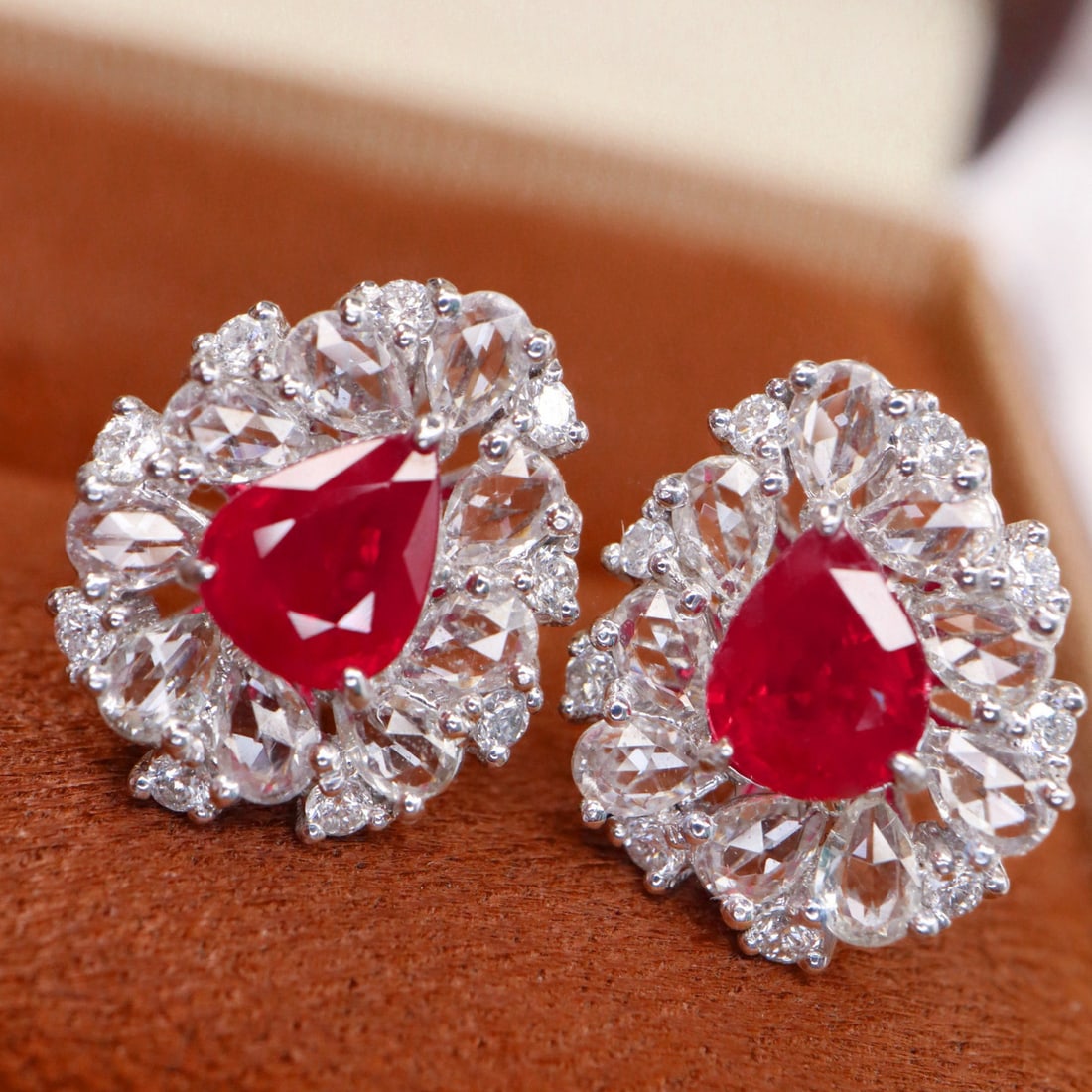 14k Gold 1.18 Ctw Natural Ruby & Diamond Earrings: Ref:230988243 // gold content:14k gold // main gemstone:ruby // shape:pear // carat weight:1. 00ct // color:pigeonblood red // treatment:natural // // adjacent gemstone 2 : diamond // shape:round // c