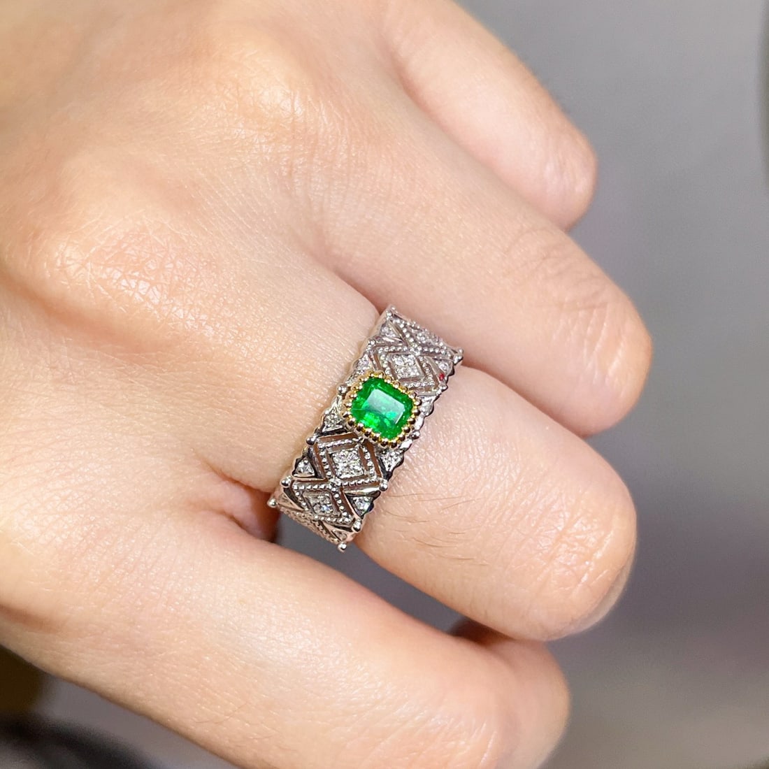 14k Gold 0.88 Ctw Vivid Green Natural Emerald & Diamond Ring - 3