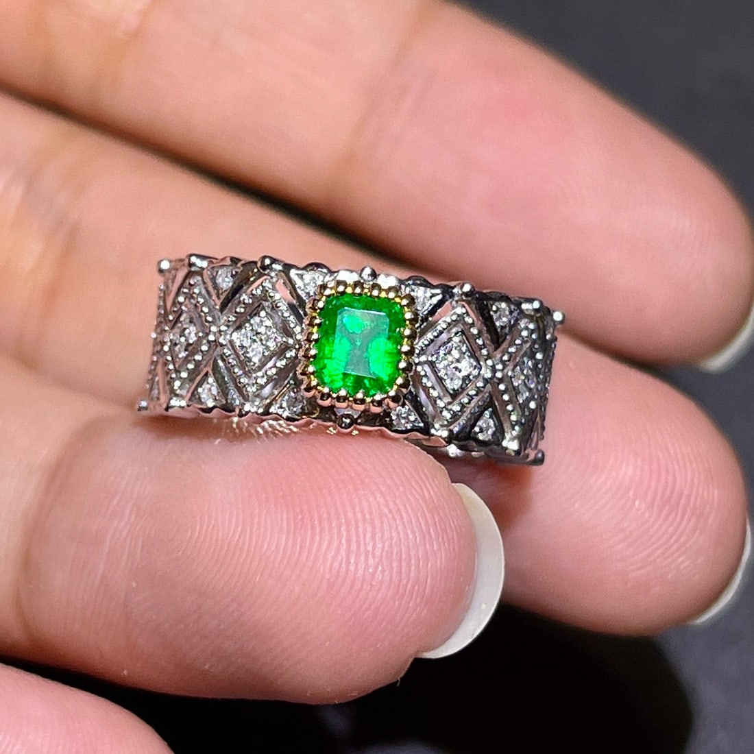 14k Gold 0.88 Ctw Vivid Green Natural Emerald & Diamond Ring - 4