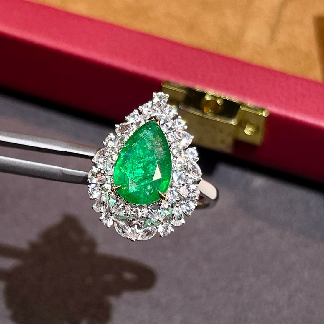 14k Gold 3.94 Ctw Vivid Green Natural Emerald & Sapphire Ring: Ref:230988252 // gold content:14k gold // ring size:7. 25us // // main gemstone:emerald // shape:pear // carat weight:2. 53ct // color:vivid green // treatment:natural // // adjacent gemstone 2 :