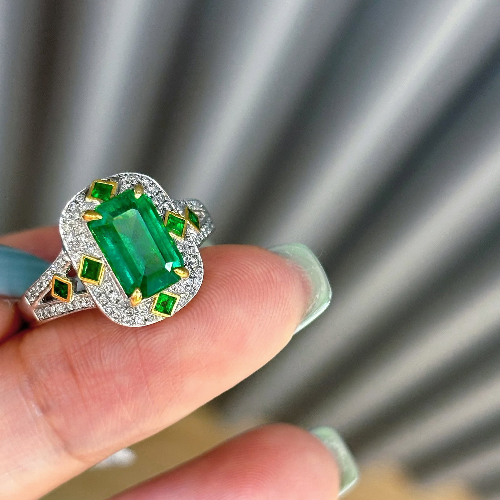 14k Gold 3.83 Ctw Vivid Green Natural Emerald & Sapphire Ring: Ref:230988272 // gold content:14k gold // ring size:7. 25us // // main gemstone:emerald // shape:octagonal // carat weight:2. 05ct // color:vivid green // treatment:natural // // adjacent gemstone 2
