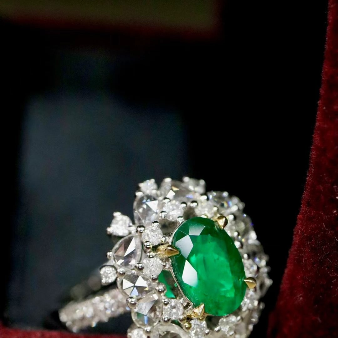 14k Gold 2.31 Ctw Vivid Green Natural Emerald & Diamond Ring: Ref:230988290 // gold content:14k gold // ring size:7. 25us // // main gemstone:emerald // shape:oval // carat weight:1. 16ct // color:vivid green // treatment:natural // // adjacent gemstone 2 : diam