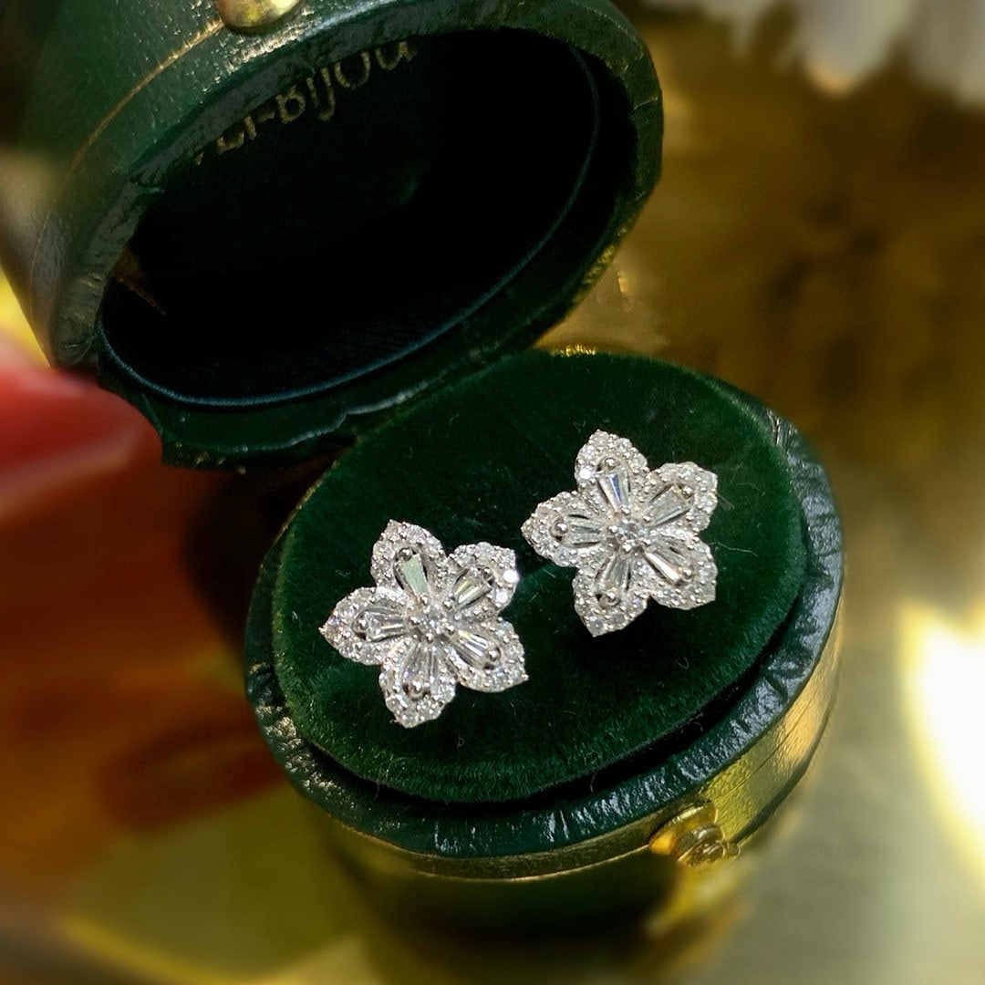 14k Gold 0.4 Ct Natural H Diamond Earrings: Ref:230988326 // gold content:14k gold // main gemstone:diamond // shape:multiply // carat weight:0. 4ct // clarity grade:vs-si // color:h // treatment:natural // Condition: New High Estimate: 2600