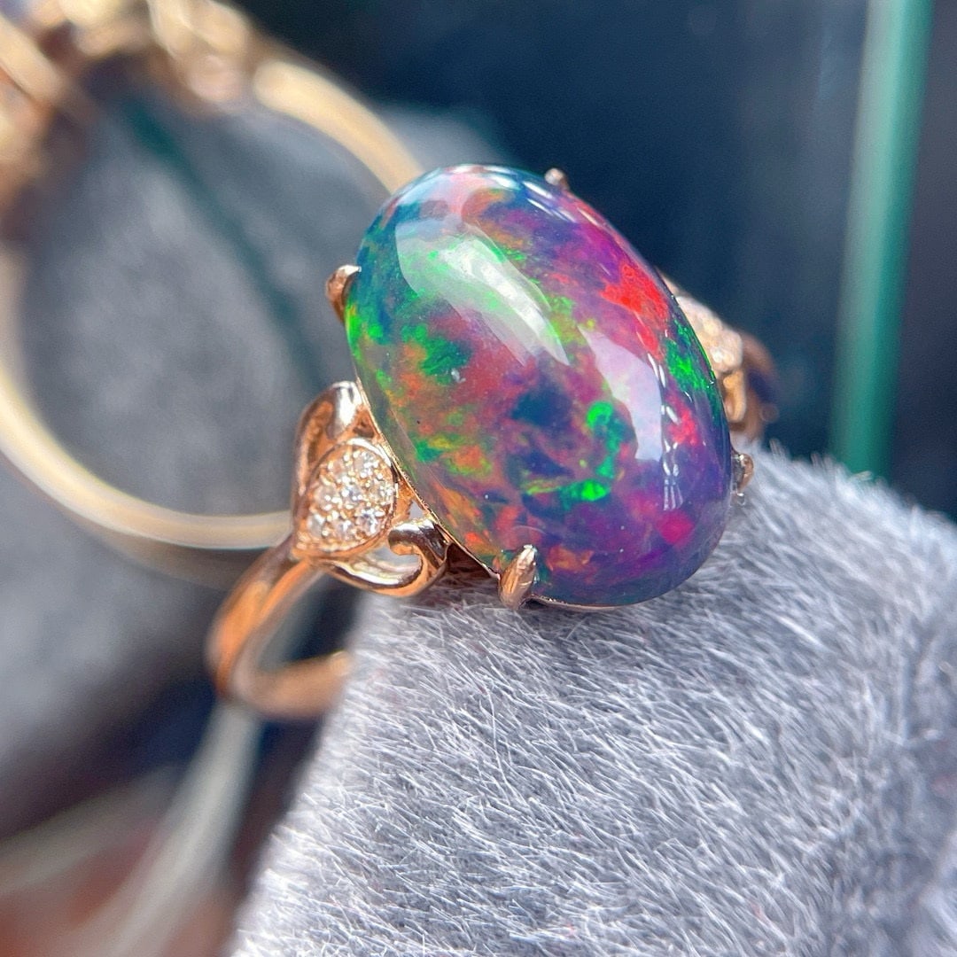 14k Gold 3.5 Ct Natural Opal & Diamond Ring: Ref:230988374 // gold content:14k gold // ring size:7. 25us // // main gemstone:opal // shape:oval // carat weight:3. 5ct // color:color // treatment:natural // // adjacent gemstone 2 : diamond //