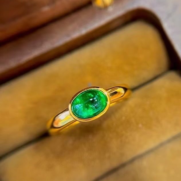 14k Gold 0.95 Ct Vivid Green Natural Emerald Ring: Ref:230988384 // gold content:14k gold // ring size:7. 25us // // main gemstone:emerald // shape:oval // carat weight:0. 95ct // color:vivid green // treatment:natural // Low Estimate: 2400