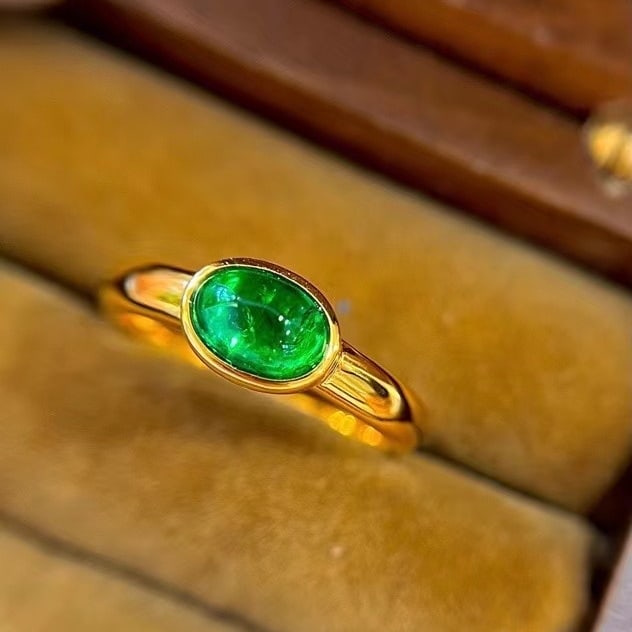 14k Gold 0.95 Ct Vivid Green Natural Emerald Ring - 3