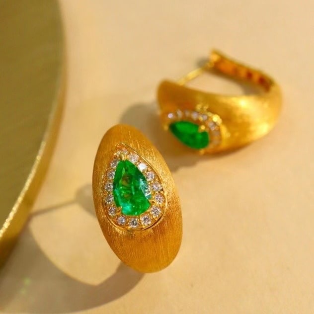 14k Gold 0.70 Ctw Vivid Green Natural Emerald & Diamond Earrings - 2