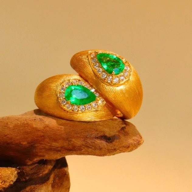 14k Gold 0.70 Ctw Vivid Green Natural Emerald & Diamond Earrings - 4