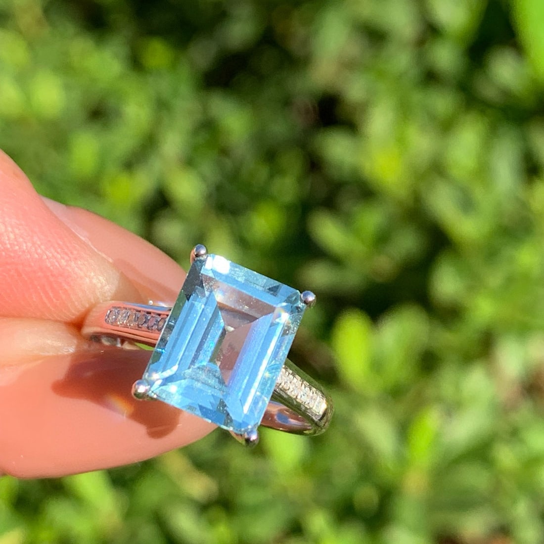 14k Gold 2.9 Ct Natural Aquamarine & Diamond Ring: Ref:230988387 // gold content:14k gold // ring size:7. 25us // // main gemstone:aquamarine // shape:octagonal // carat weight:2. 9ct // color:blue // treatment:natural // // adjacent gemstone 2 :