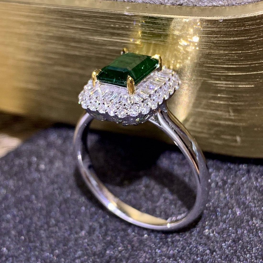 14k Gold 1.55 Ctw Vivid Green Natural Emerald & Diamond Ring - 4