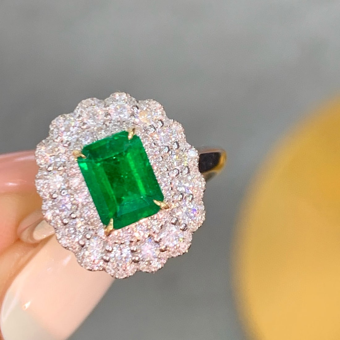 14k Gold 0.9 Ct Vivid Green Natural Emerald & Diamond Ring: Ref:230988405 // gold content:14k gold // ring size:7. 25us // // main gemstone:emerald // shape:octagonal // carat weight:0. 9ct // color:vivid green // treatment:natural // // adjacent gemstone 2 : 
