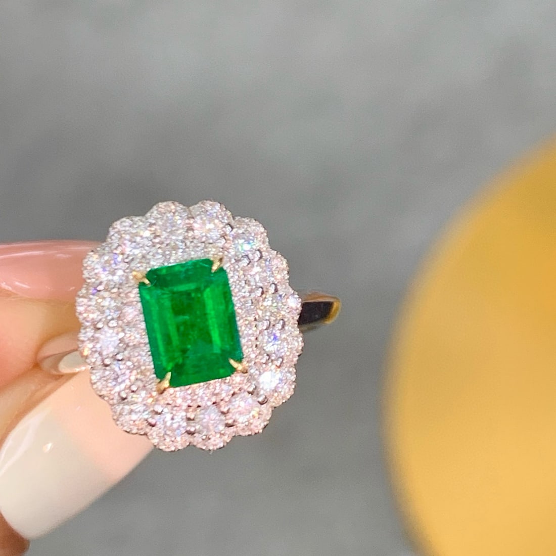 14k Gold 0.9 Ct Vivid Green Natural Emerald & Diamond Ring - 2