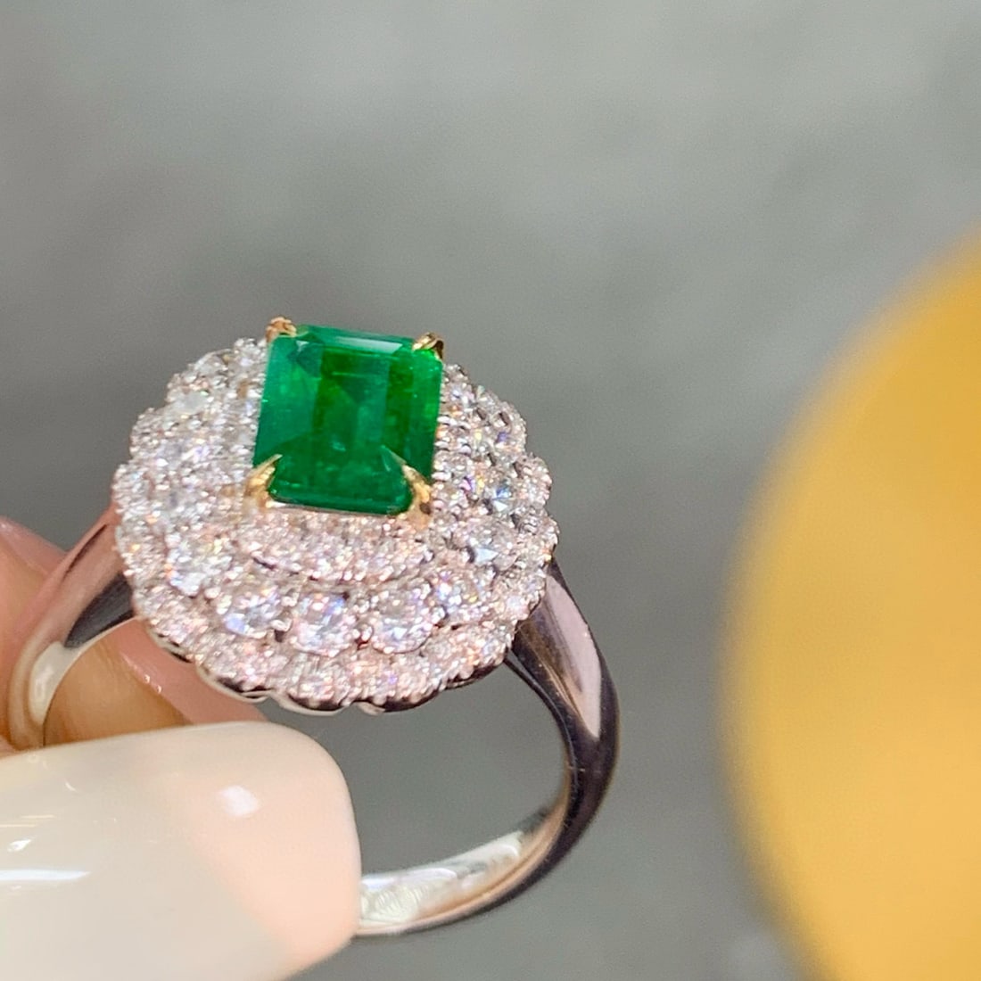 14k Gold 0.9 Ct Vivid Green Natural Emerald & Diamond Ring - 3