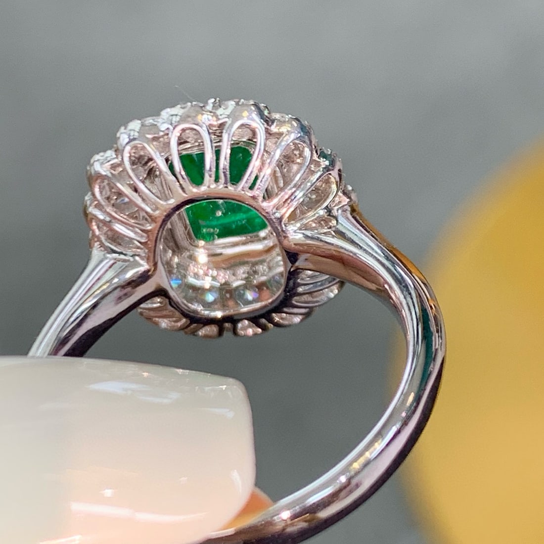 14k Gold 0.9 Ct Vivid Green Natural Emerald & Diamond Ring - 4