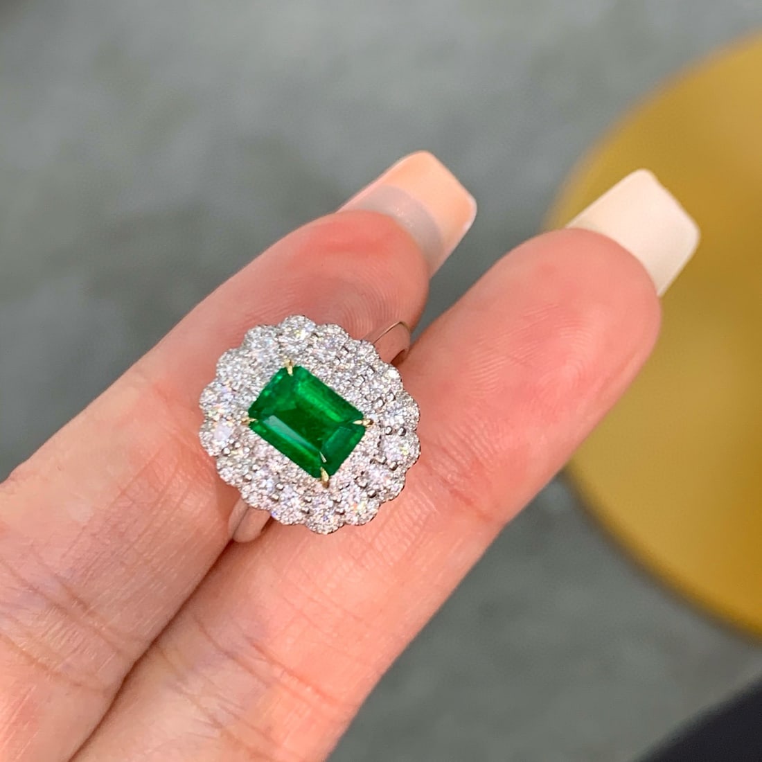 14k Gold 0.9 Ct Vivid Green Natural Emerald & Diamond Ring - 5