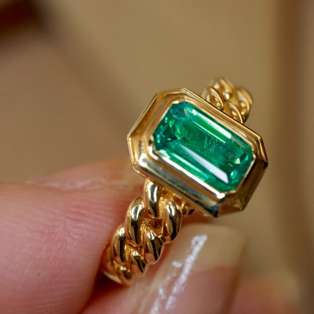 14k Gold 0.85 Ct Natural Emerald Ring - 2