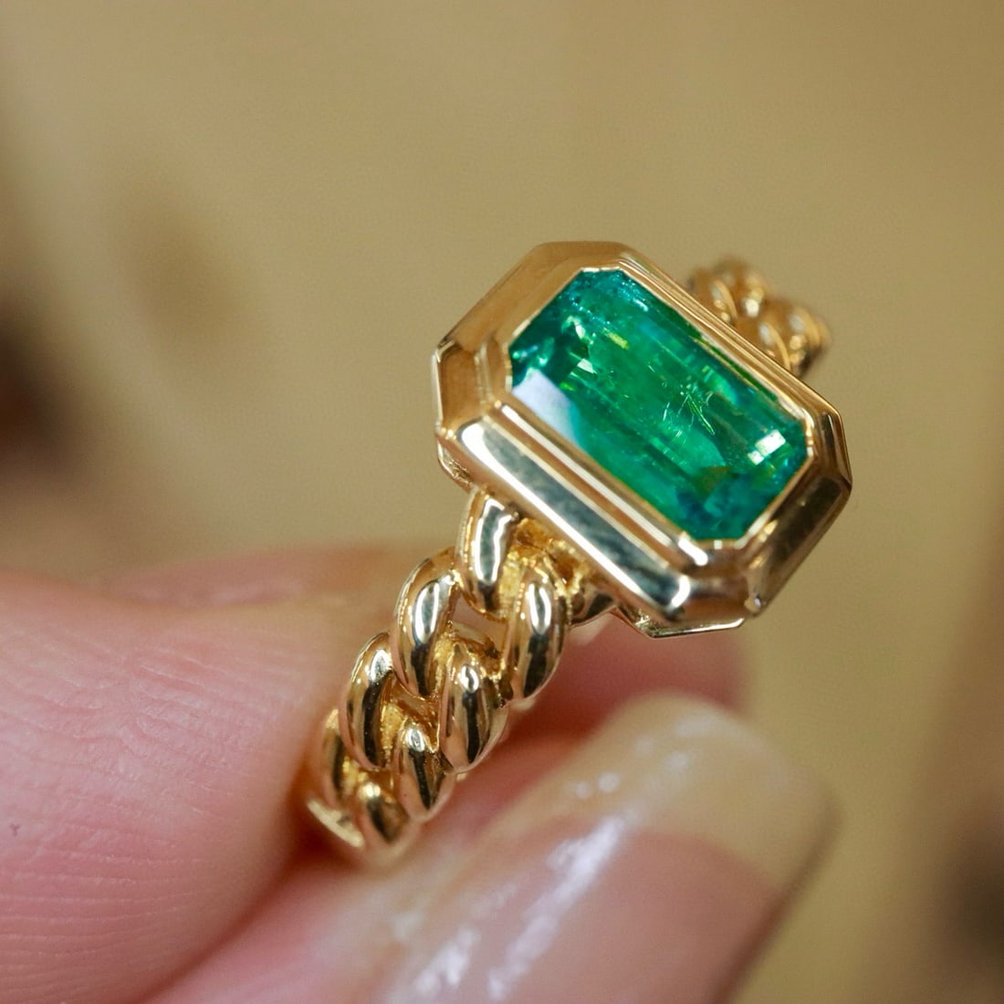 14k Gold 0.85 Ct Natural Emerald Ring - 3