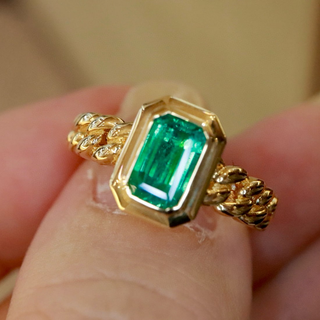 14k Gold 0.85 Ct Natural Emerald Ring - 4