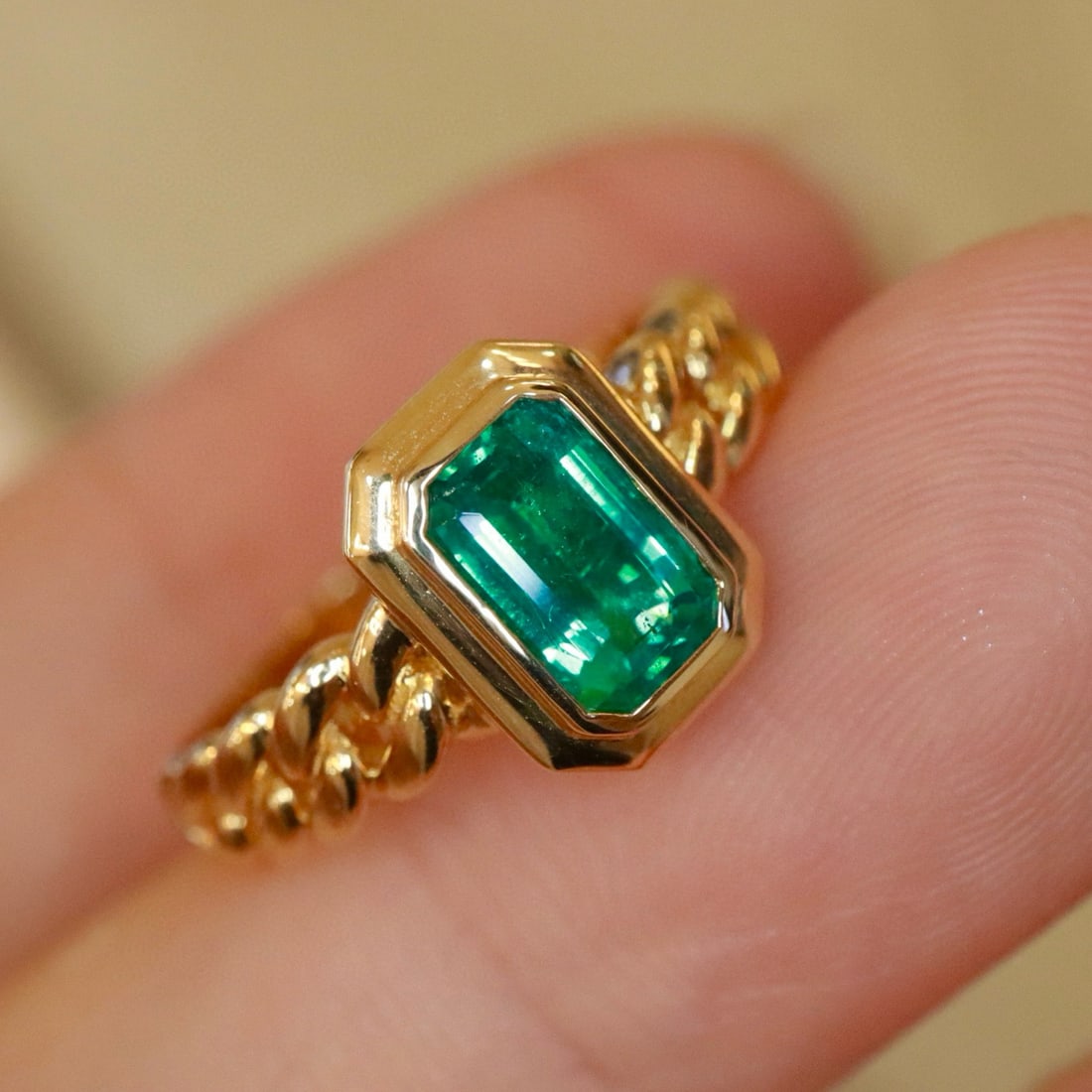 14k Gold 0.85 Ct Natural Emerald Ring - 5