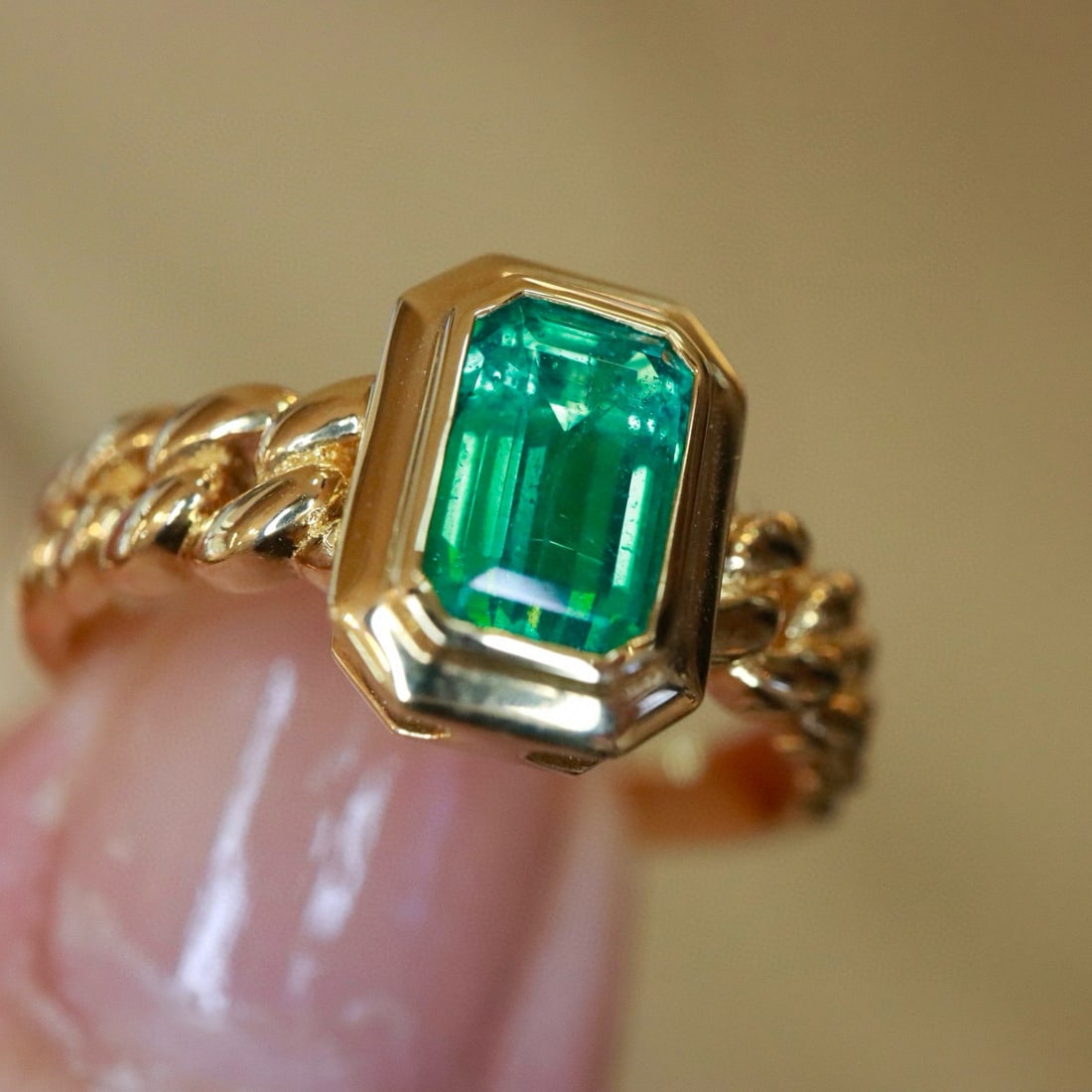 14k Gold 0.85 Ct Natural Emerald Ring - 6