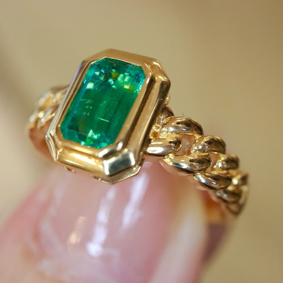 14k Gold 0.85 Ct Natural Emerald Ring - 7